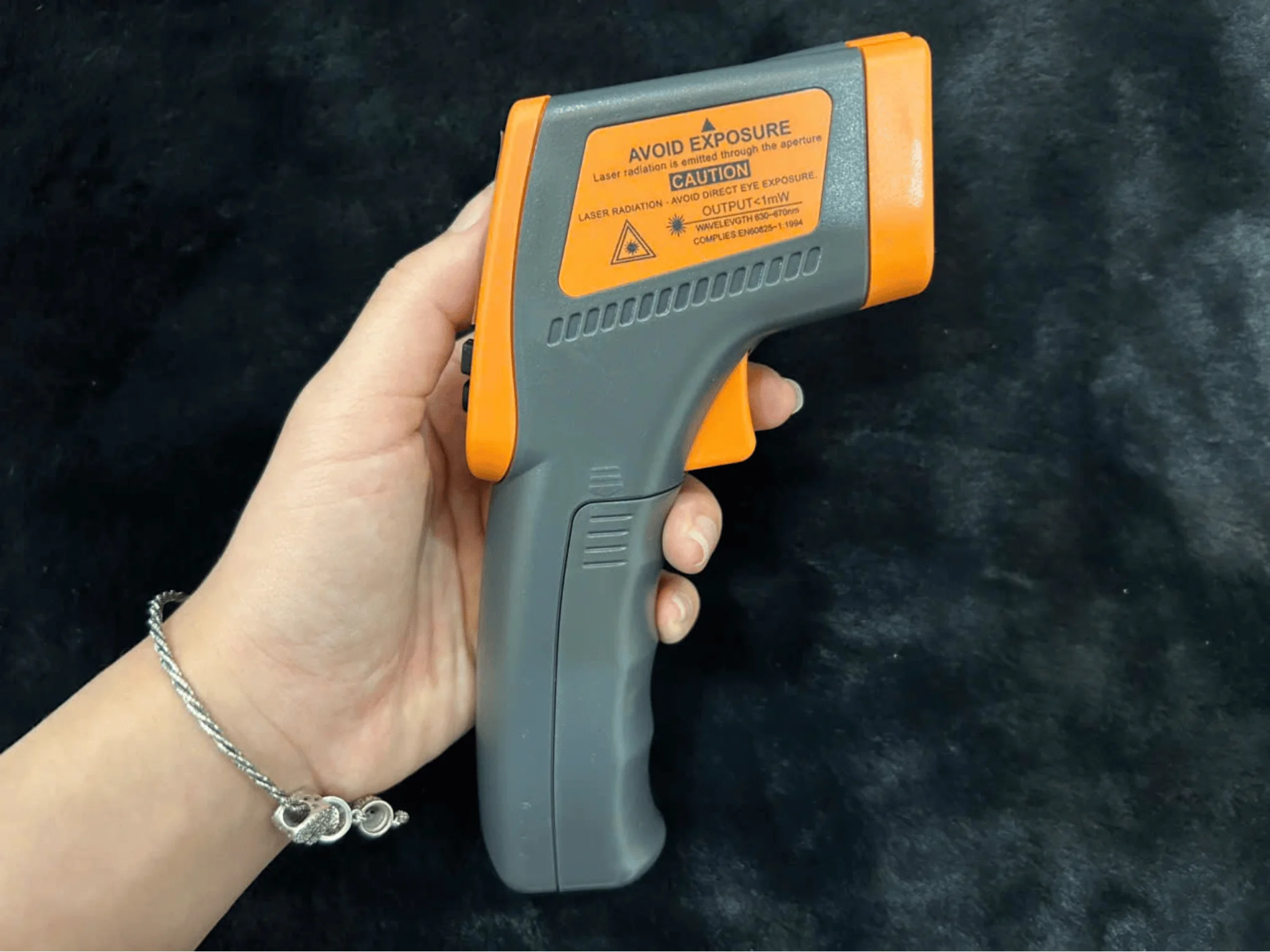 Nhiệt kế hồng ngoại Tenmars TM-301 Mặt bên Nhiệt kế hồng ngoại Tenmars TM-301