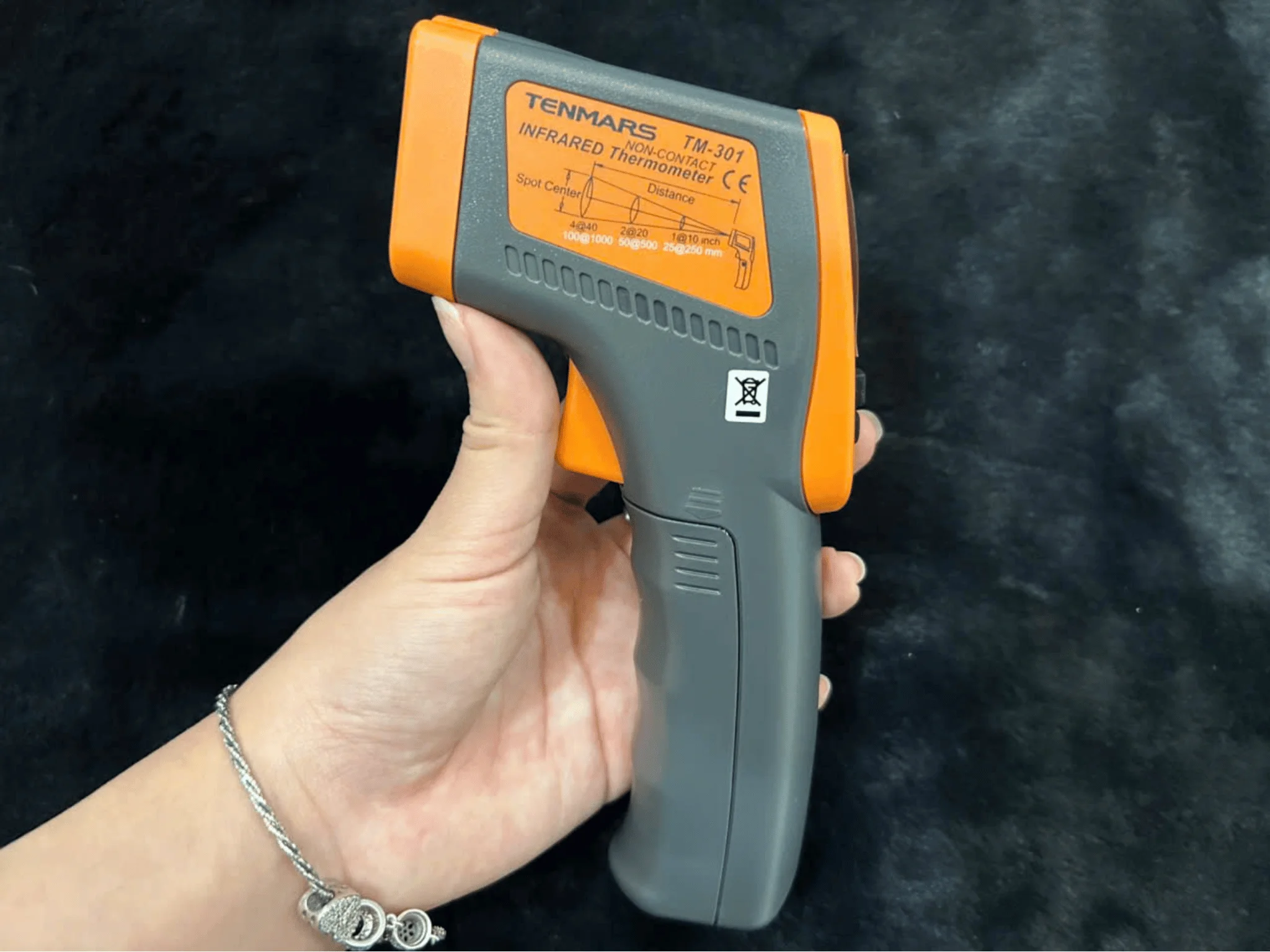 Nhiệt kế hồng ngoại Tenmars TM-301 Mặt sau Nhiệt kế hồng ngoại Tenmars TM-301