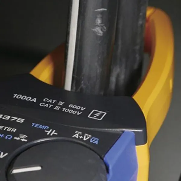 Hàm kìm kẹp chắc chắn vào dây dẫn