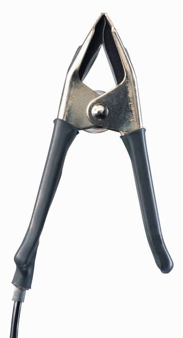 Sử dụng đầu dò kẹp (TC loại K) để đo nhiệt độ bề mặt trên đường ống.