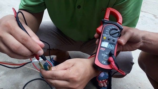 Kiem-tra-loc-dieu-hoa-bang-dong-ho-kep-dong