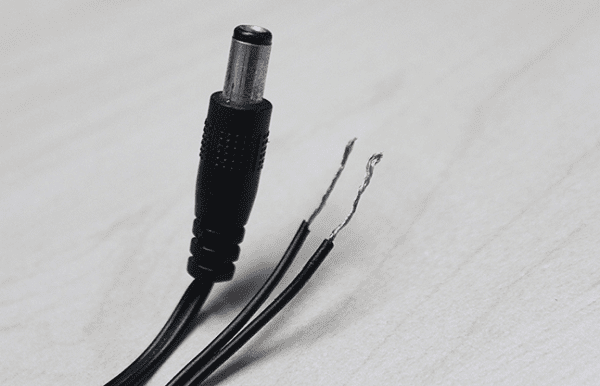 Lam-sao-de-xac-dinh-cuc-am-duong-adapter