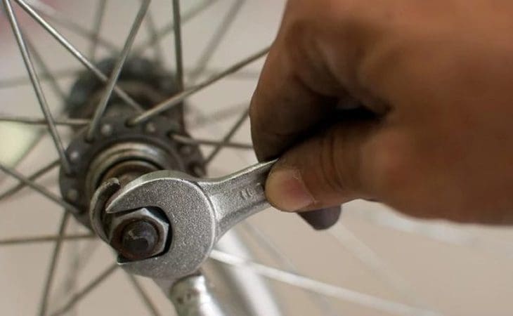 Van-dai-oc-ra-khoi-truc-banh-xe-de-thay-the-vong-bi-moi