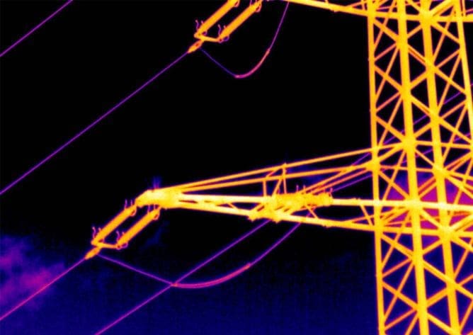 Camera nhiệt kiểm tra mạng lưới điện