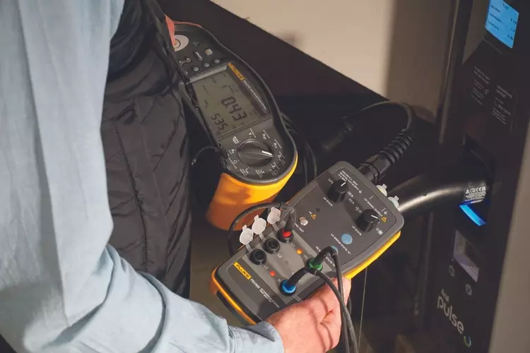Bộ chuyển đổi thử nghiệm trạm sạc EV Fluke FEV300